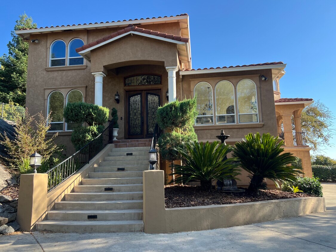 Entrada - 9220 Touchstone Ct