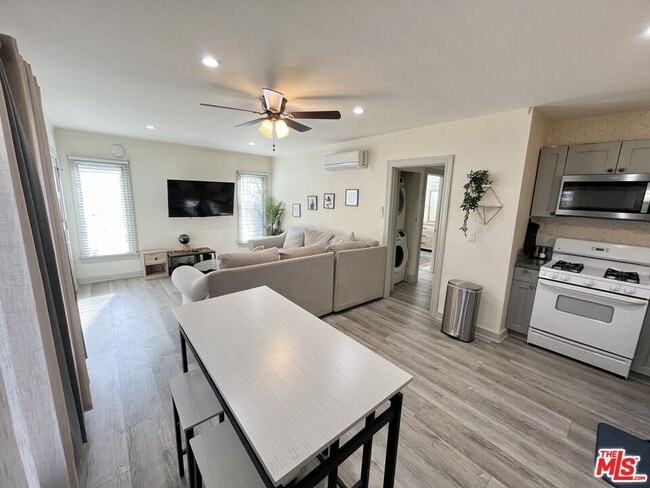 Foto del edificio - 1205 N Orange Grove Ave