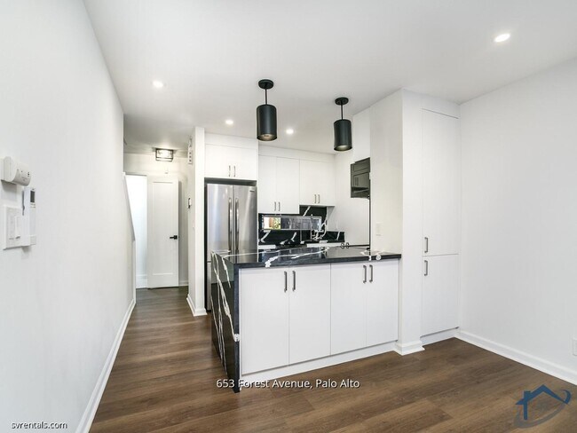 Foto del edificio - 653 Forest Ave