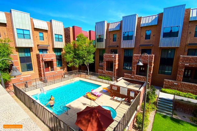 Foto del edificio - 330 S Farmer Ave