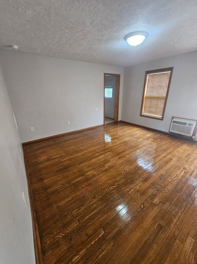 Building Photo - 3 bedroom | 1 Bathroom Home | Pets Welcome!