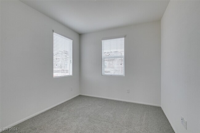 Building Photo - 670 Bellus Pl