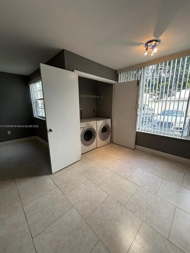 Foto del edificio - 2861 N Oakland Forest Dr