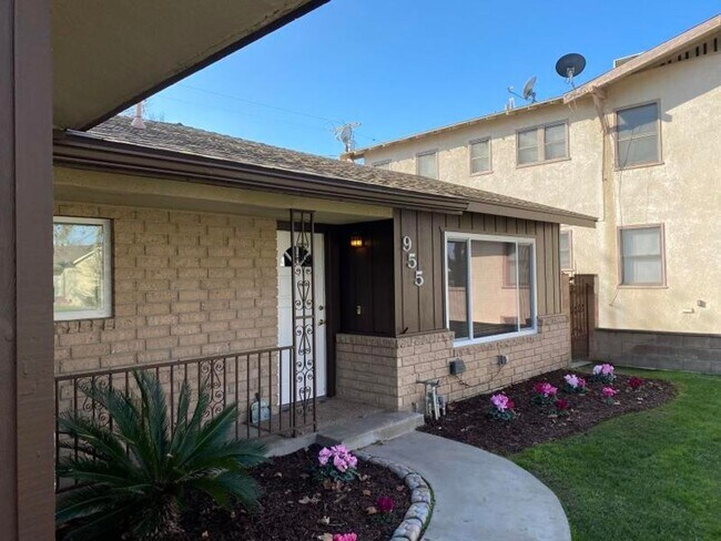 Building Photo - 955 E. SYCAMORE AVE - 3 BEDROOM 2 BATH - T...