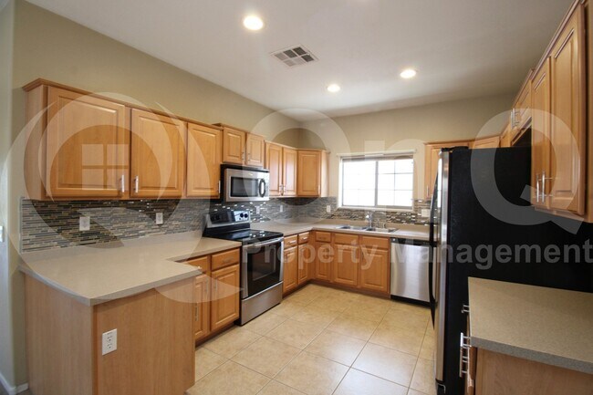 Building Photo - 995 E Blue Spruce Ln