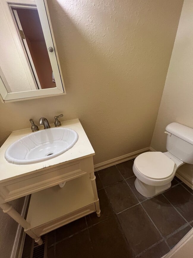 Foto del edificio - Nice Spacious 3 Bed 1.5 Bath House Total Electric.  Yard Care Included.  Fridge & Washer and Drye...