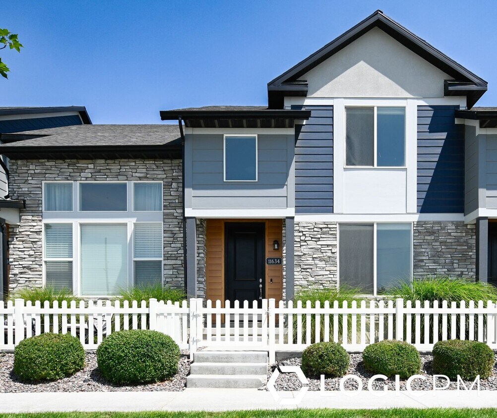 Primary Photo - Stunning Townhome In Excellent Location!
