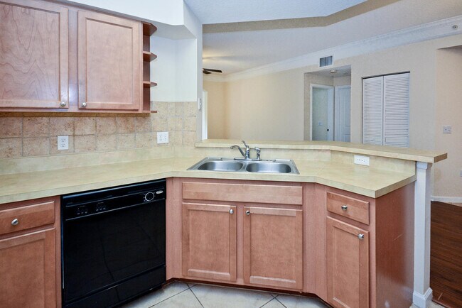 Foto del edificio - 6203 Myrtlewood Cir W