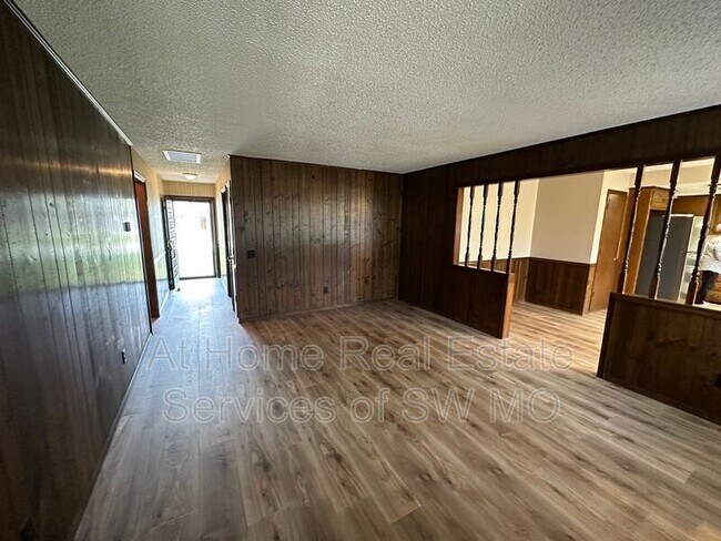 Foto del edificio - 3682 W Harrison St