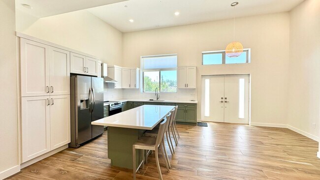Building Photo - Beautifully Remodeled Top to Bottom Single...