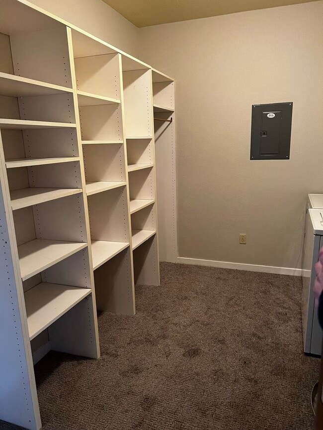 Building Photo - Super spacious 1 bedroom in town!