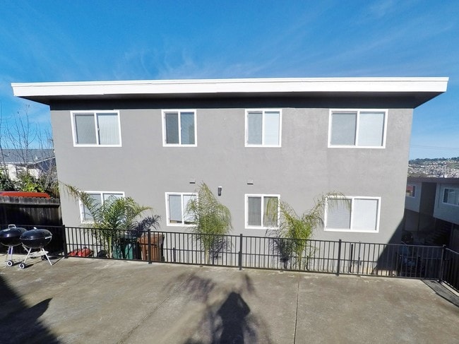 Building Photo - 5306 Bayview