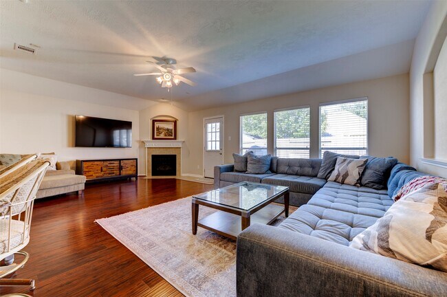 Foto del edificio - 4934 Bonny Loch Ln