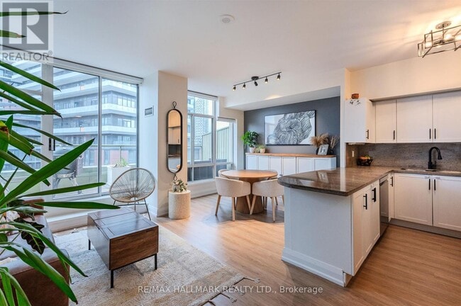 Building Photo - 39 Parliament St