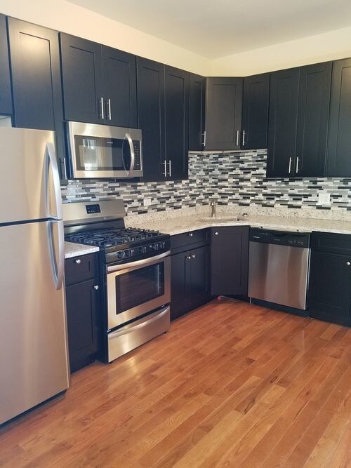 Foto principal - 3937 W Fullerton Ave