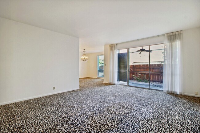 Foto del edificio - Spacious townhouse for rent! CPS & WATER INCLUDED WITH RENT !