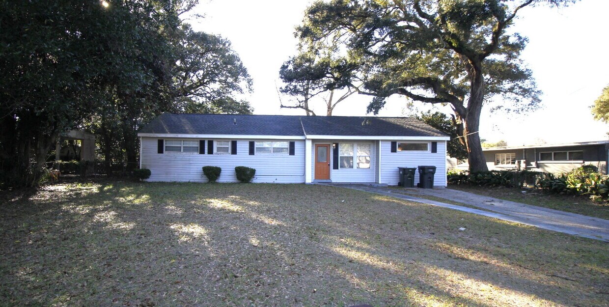 Foto principal - 3BR/2BA Home with Bonus Room & Fenced Yard...