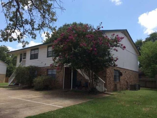 Building Photo - 800 Navarro Dr
