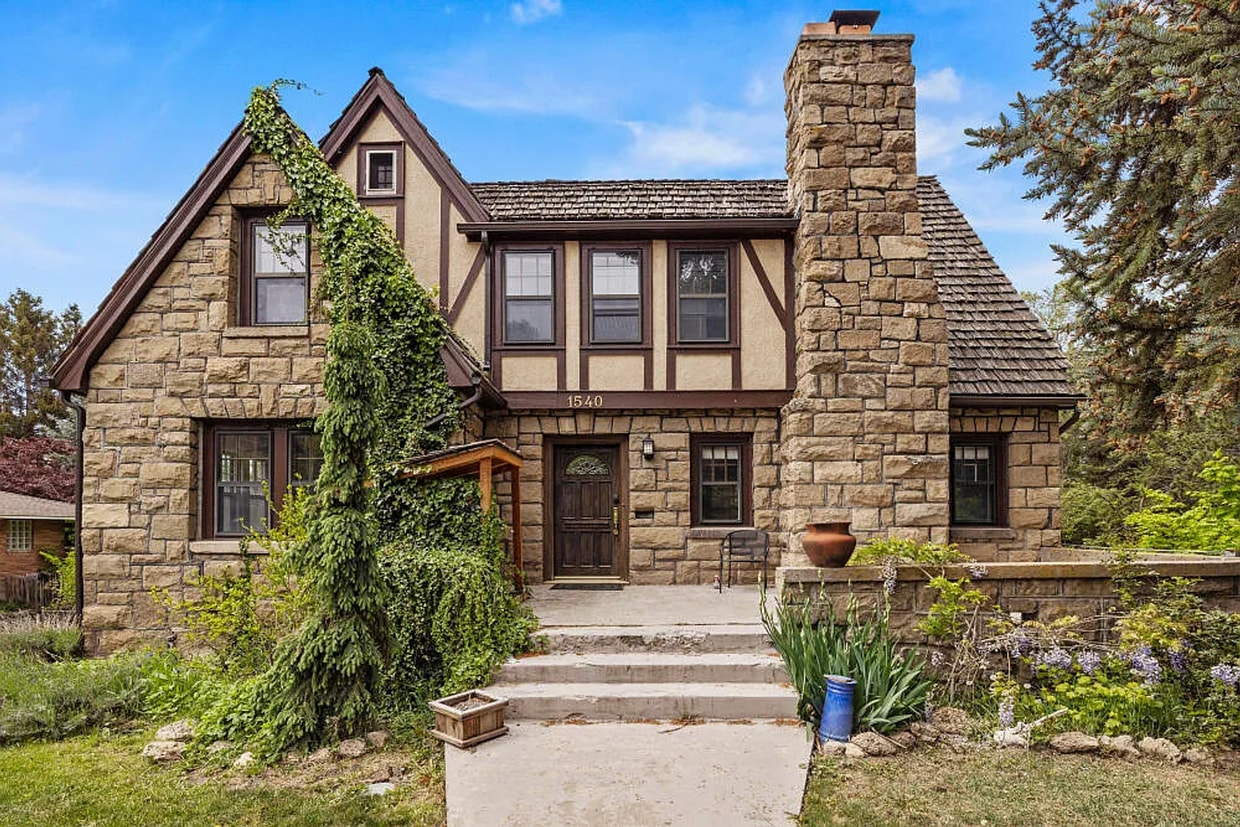 Primary Photo - 4 Bedroom, 3.5 Bathroom Home - Located nea...