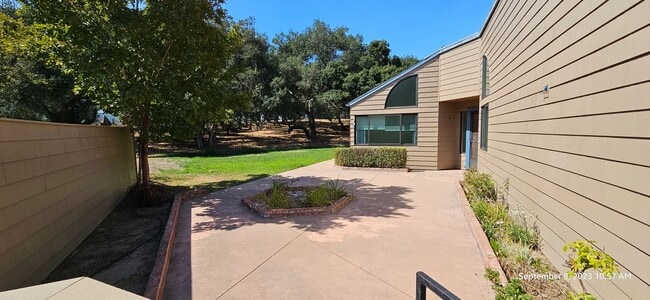 Building Photo - Oakridge Park Single Story Condo in Orcutt...