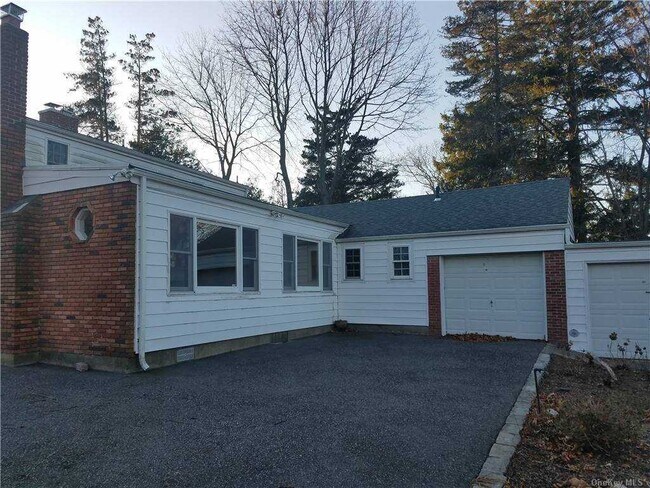 Foto del edificio - 373 Great River Rd