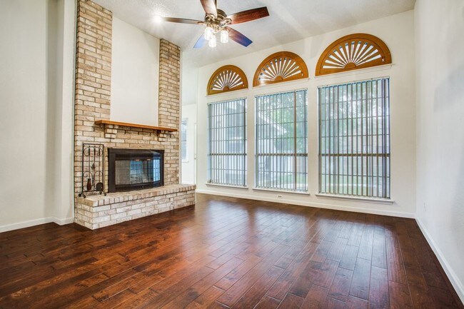 Foto del edificio - Beautiful 3-story home on Desoto area