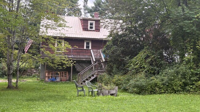 Foto del edificio - Spacious 4BR Single-Family Home with Fire Pit, Chicken Coop & 2-Car Garage!