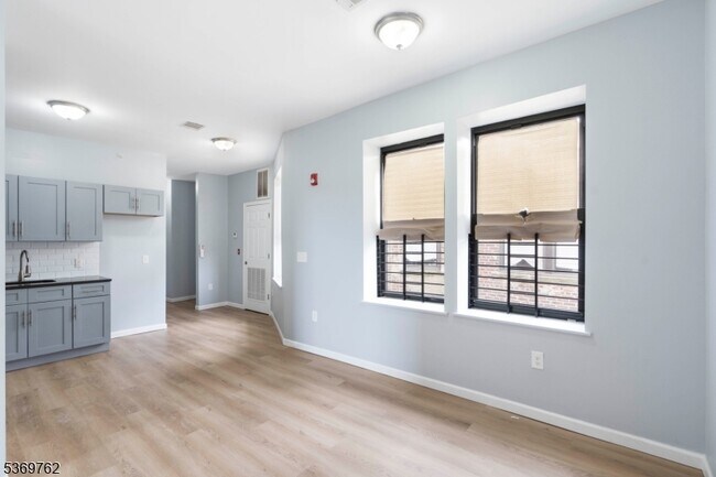 Building Photo - 68 Garside St