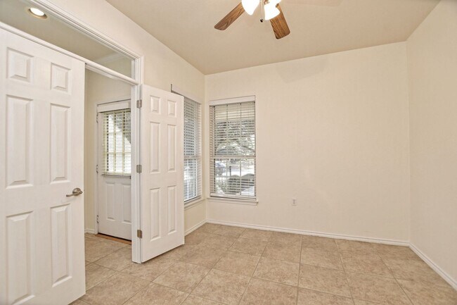 Building Photo - 815 Prairie Grass Ln