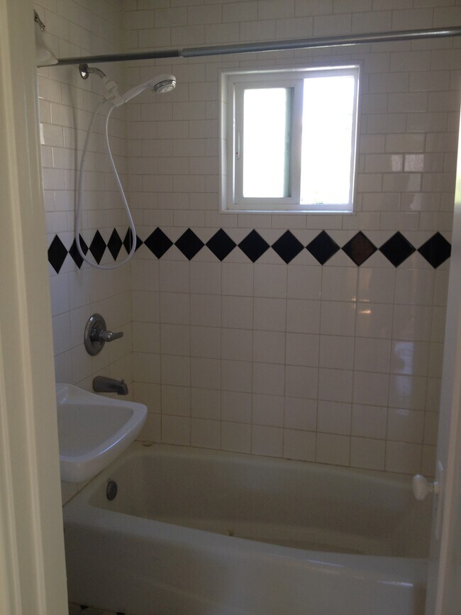 Bath - 4615 1/2 Ambrose Ave