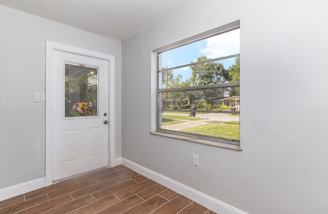 Foto del edificio - Very Cute Two Bedroom Single Family Home - Now Available