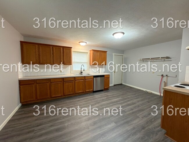 Building Photo - 231 E Larry St