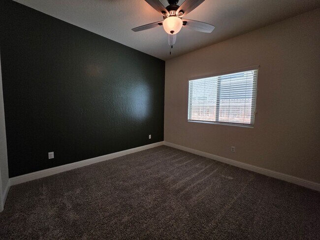 Foto del edificio - 3 bedroom 2 Bathroom available in desirabl...
