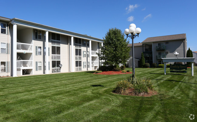 Courtyard - Cambridge Square Apartments