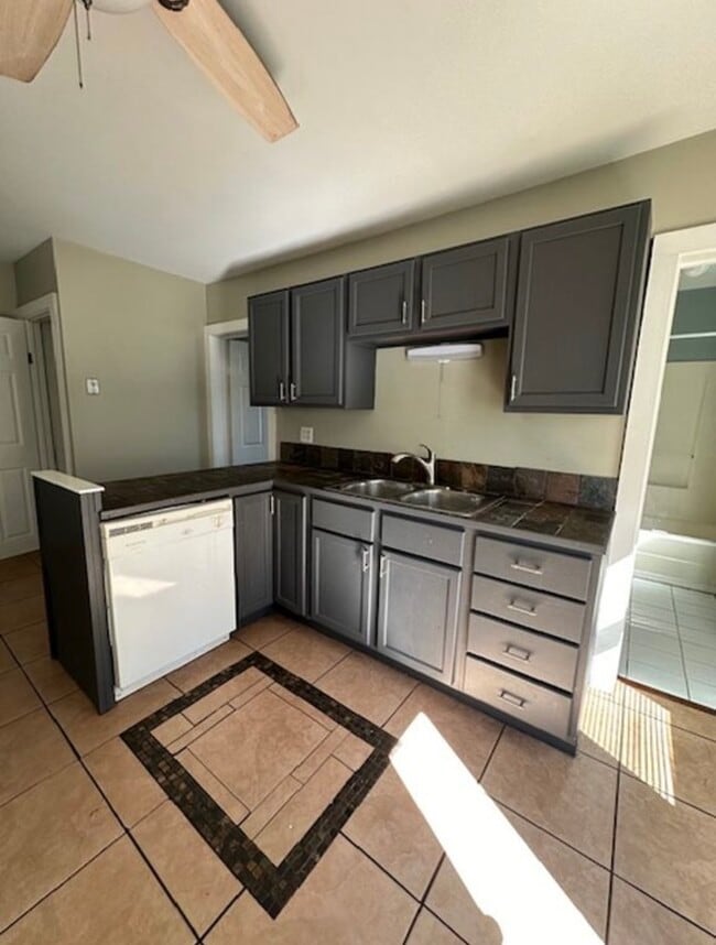 Building Photo - 310 W Scott St