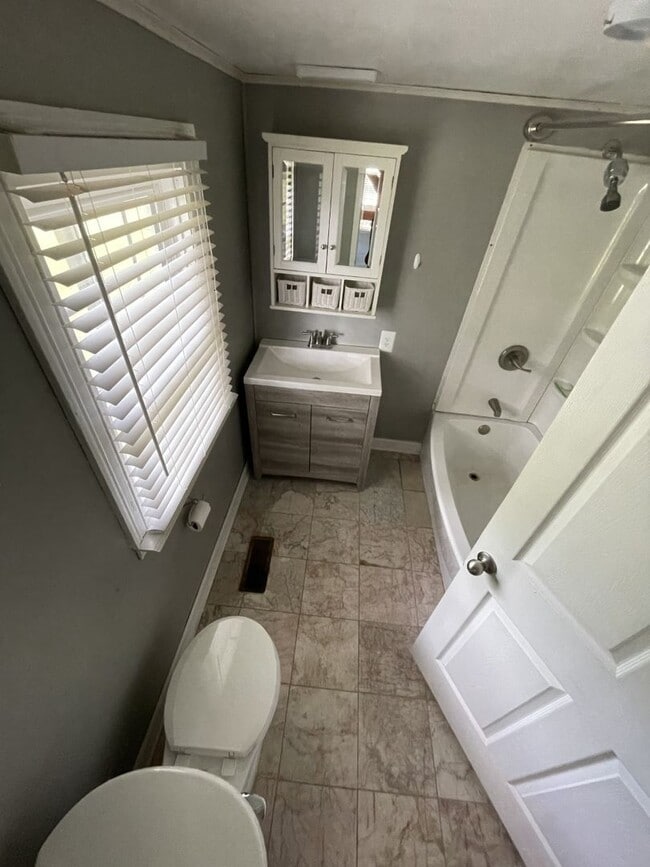 Building Photo - 2 bd 1 ba