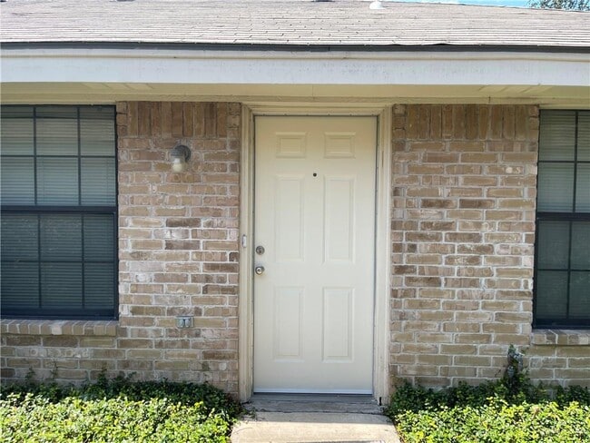 Building Photo - 2311 Dora Jeanne Dr