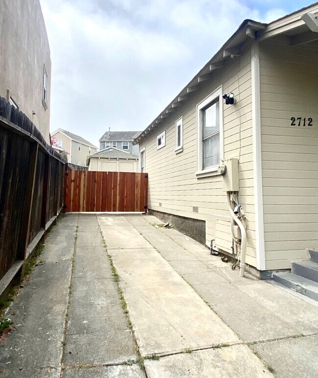 Foto del edificio - Nice 2 bed 1 bath House in Richmond with Garage - COMING SOON !!