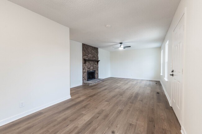 Foto del edificio - 1805 Meadow Cliff Dr