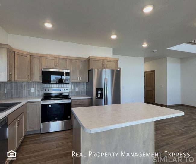 Building Photo - Modern 3 Bed 2.5 Bath Townhome Located in ...