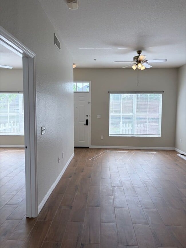 Building Photo - 3 bed 2 bath Townhome in Resort Style Community Near The Loop