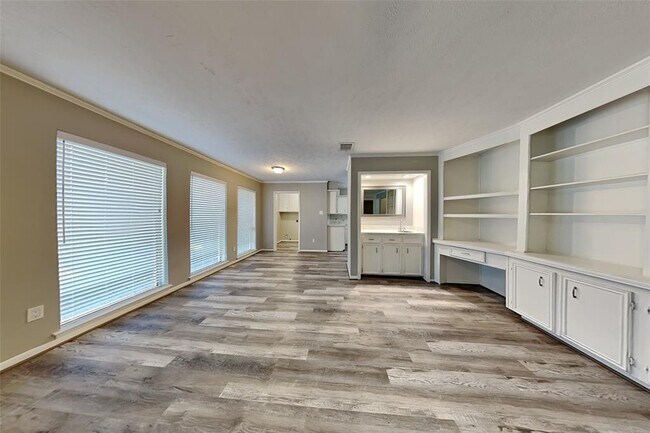Building Photo - 2211 Silver Falls Dr
