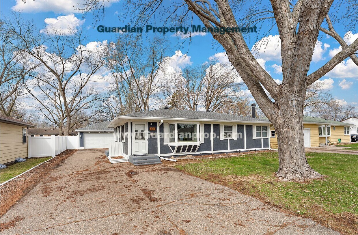 Primary Photo - Crystal Single Family Home, Fenced Yard, 2...