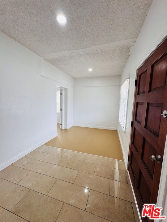Building Photo - 417 W 52nd Pl