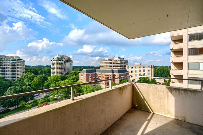 Foto del edificio - 5500 Friendship Blvd