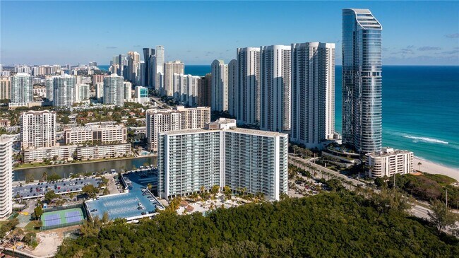 Foto del edificio - 100 Bayview Dr