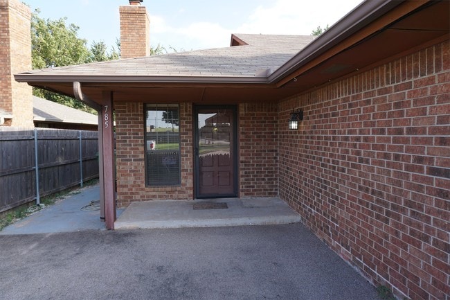 Building Photo - 785 Kingsgate Rd