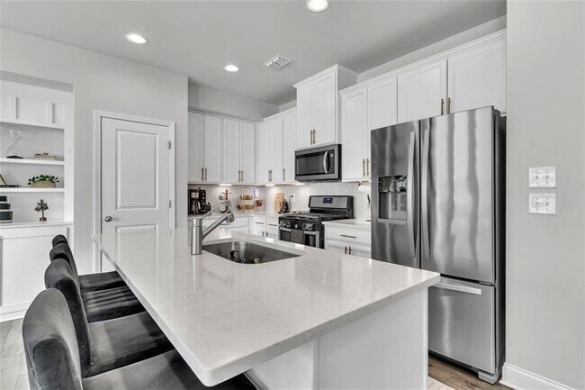 Building Photo - 790 Belrose Dr SE