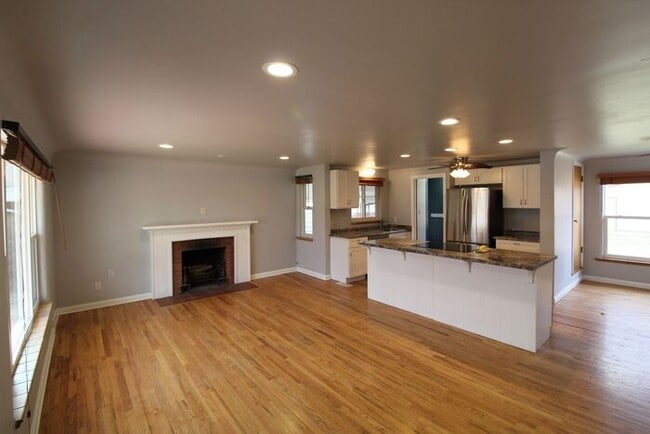Building Photo - Wonderful Old Town Bungalow