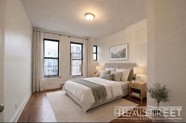 Building Photo - Kingsize Bedrooms with Private Backyard in the Heart of Bushwick
